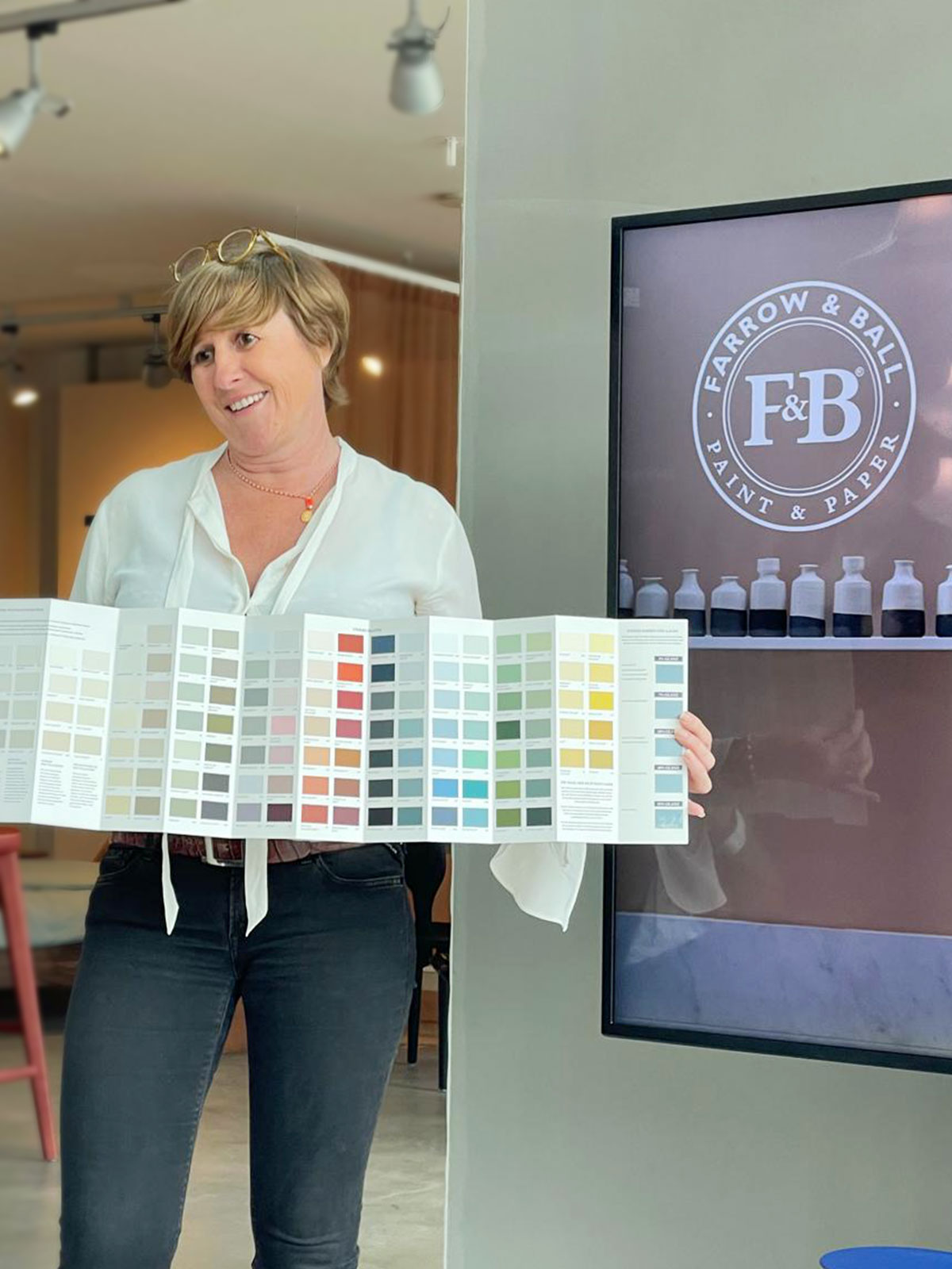 Ulrike Jaitner mit Farrow & Ball Farbkarten bei einem Vortrag