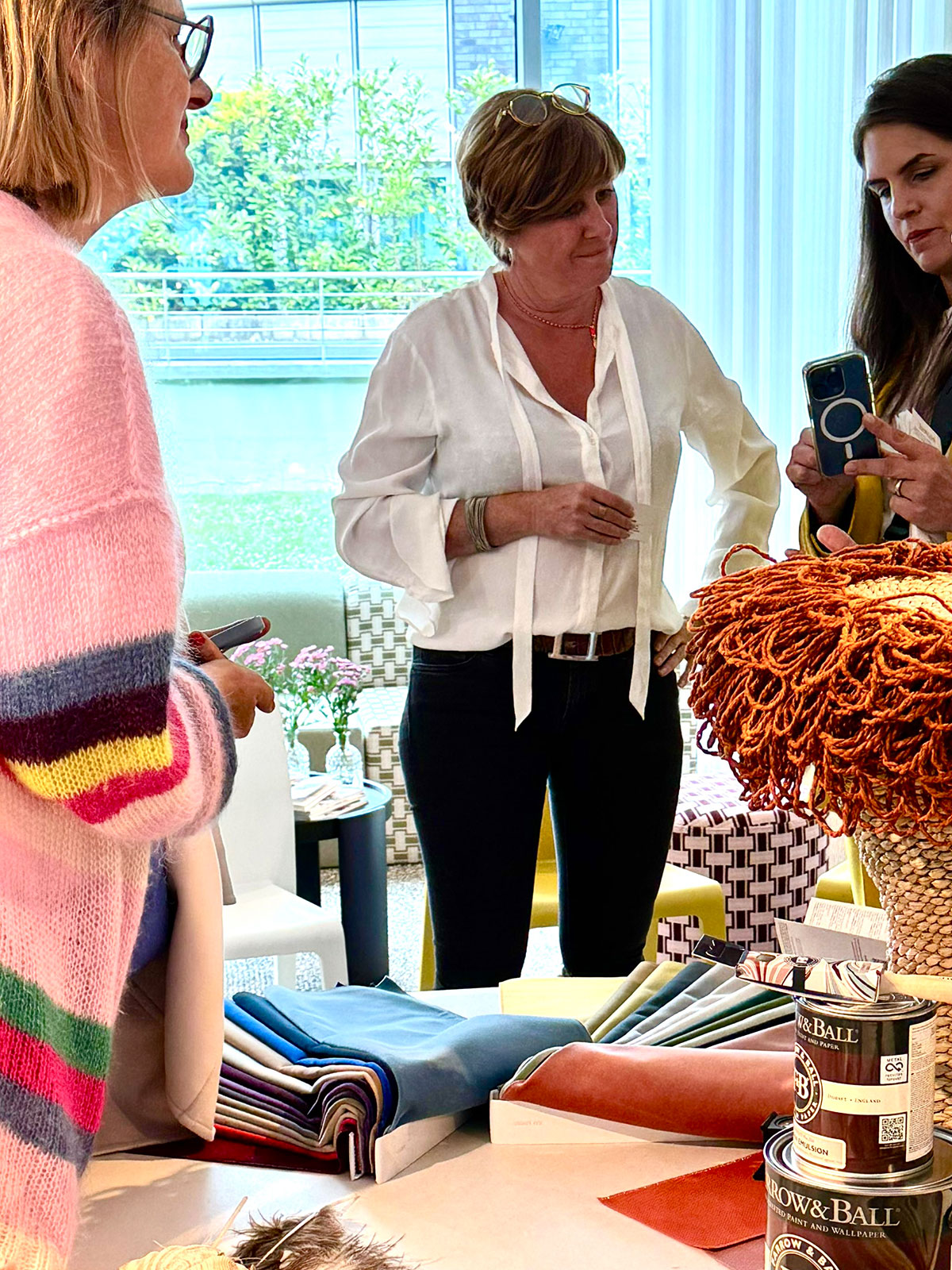 Ulrike Jaitner bei der Materialauswahl im Farrow & Ball Showroom