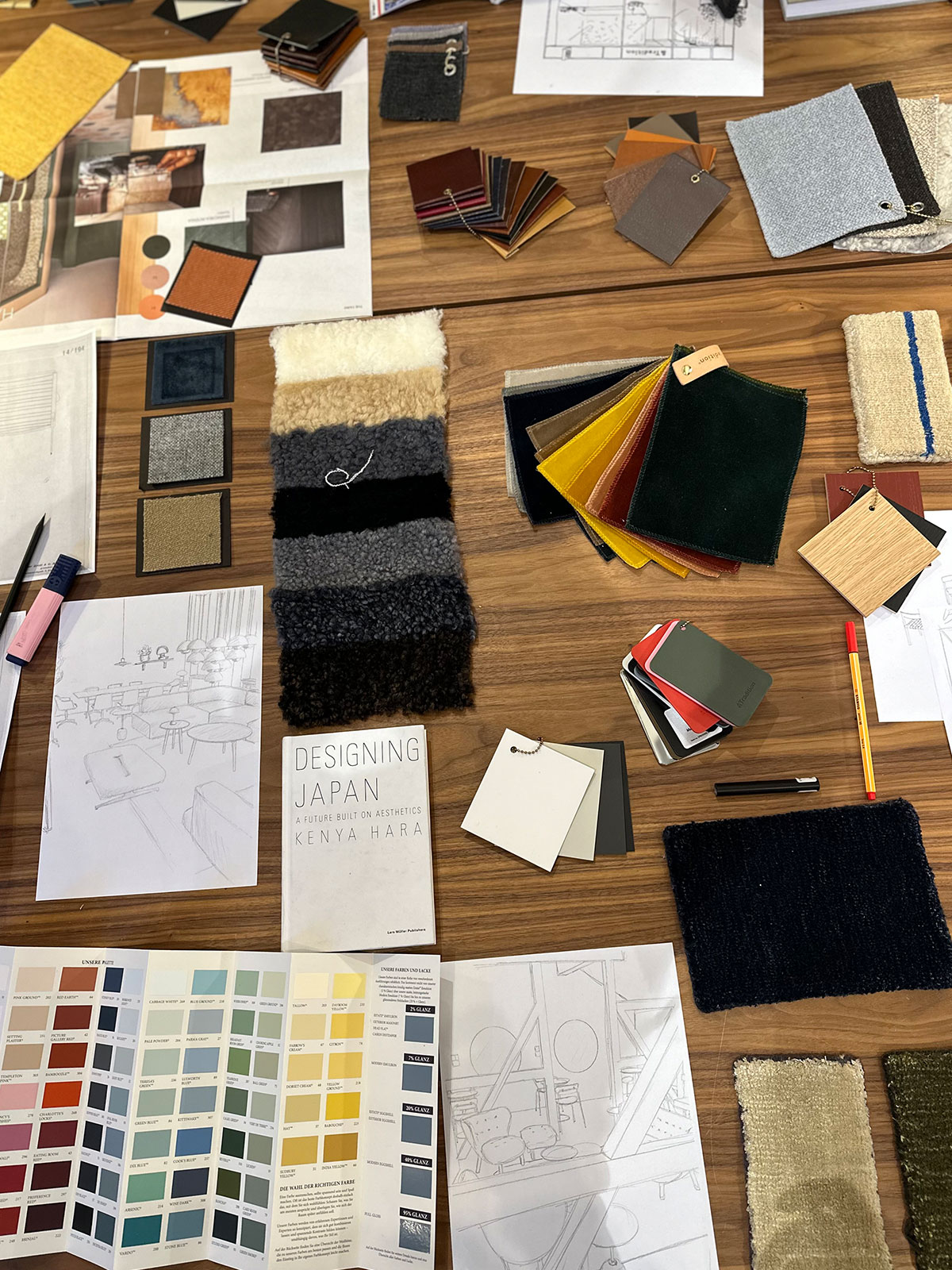 Farbkarten und Materialmuster von Farrow & Ball auf dem Tisch