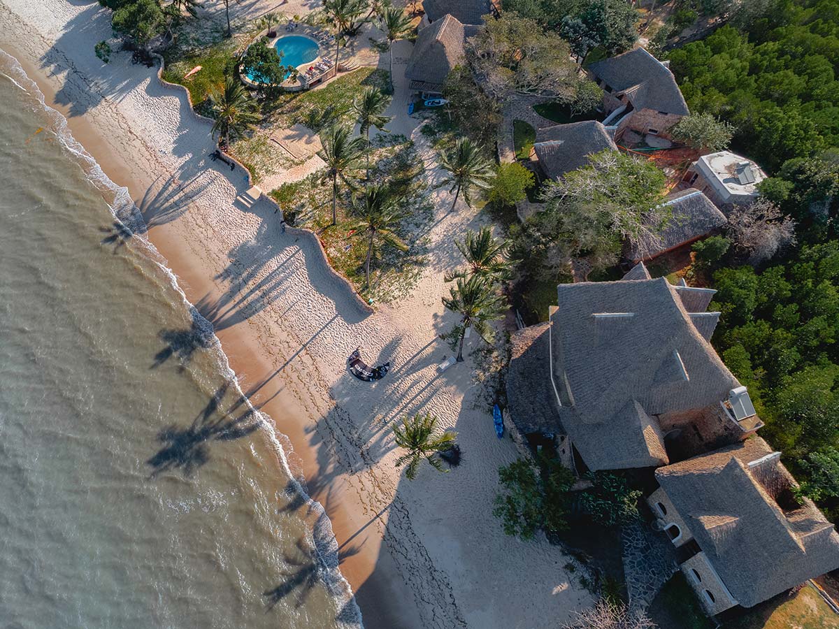 Mwazaro Beach Lodge bei Nacht am Strand