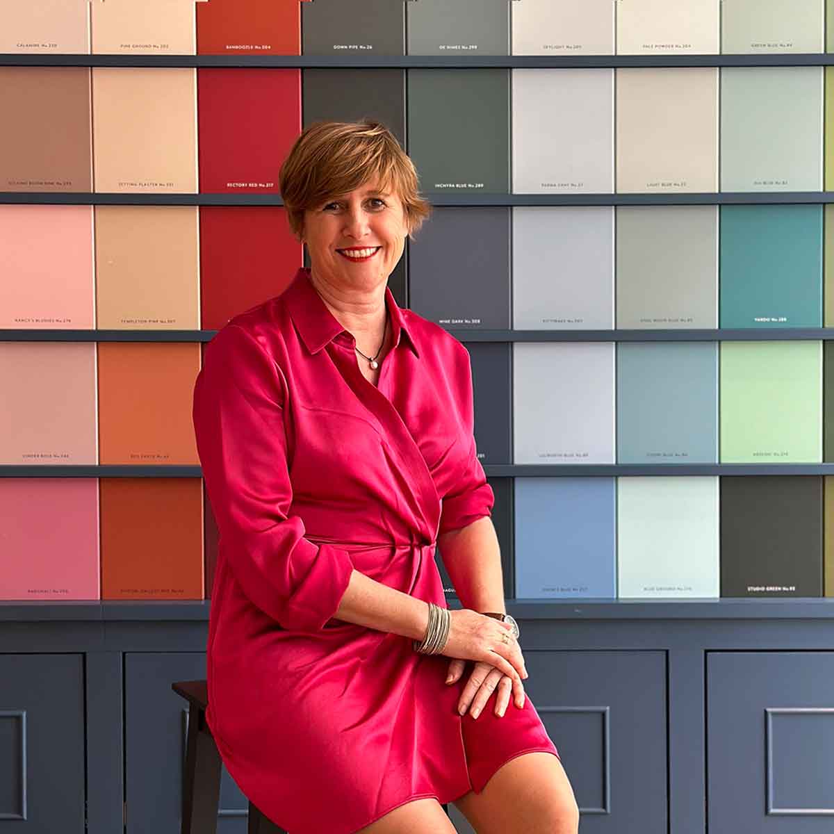 Ulrike Jaitner der eine Wand mit verschiedenen Farbkarten von Farrow & Ball