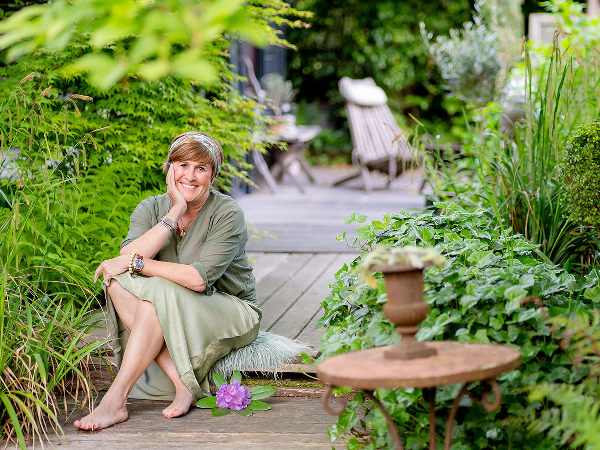 Ulrike Jaitner in ihrem Garten in Düsseldorf