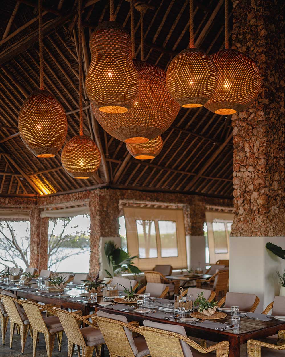 Restaurant der Mwazaro Beach Lodge mit Korblampen unter dem Reetdach