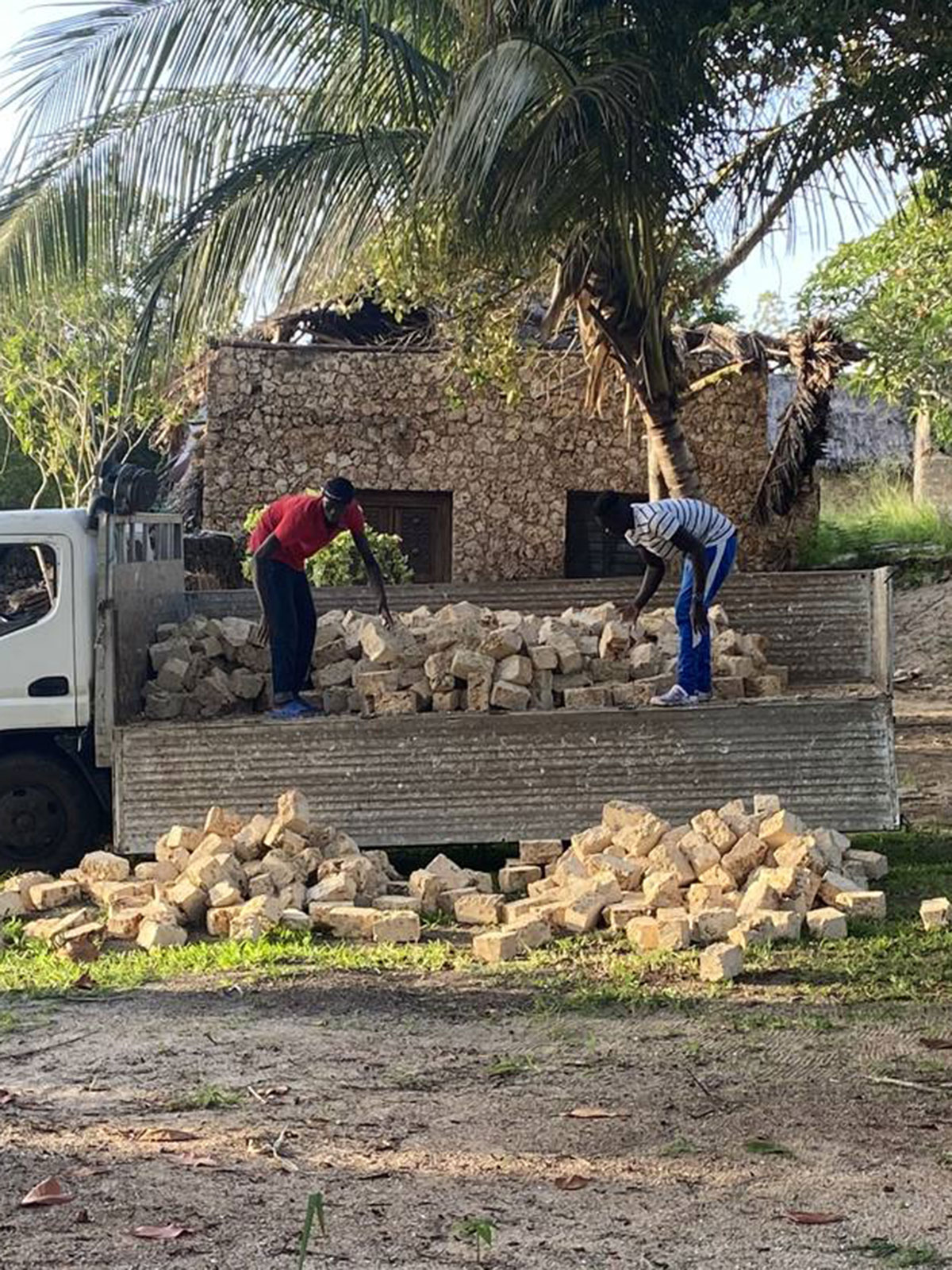 Steine für den Wiederaufbau werden vom Truck geladen