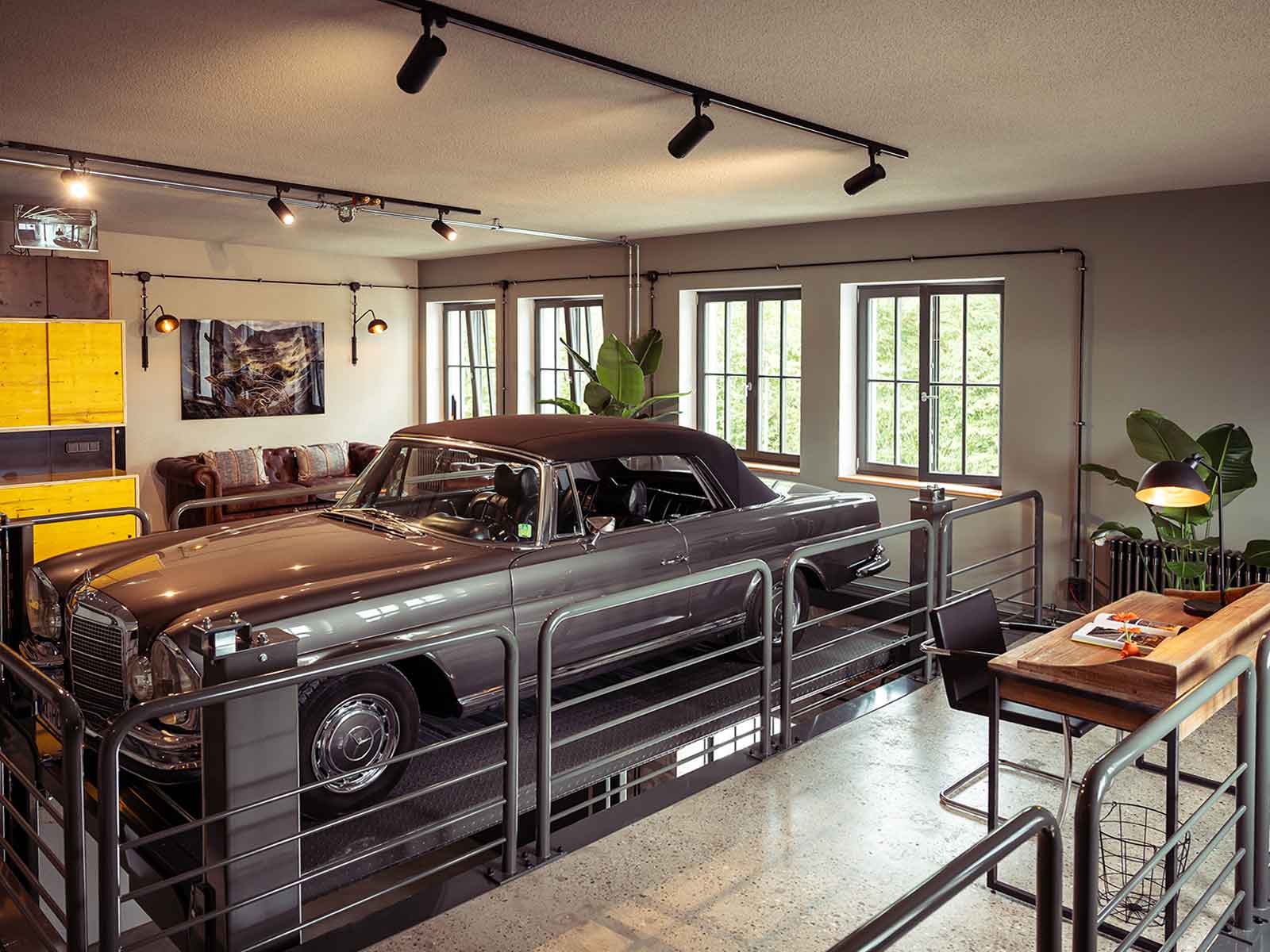 Oldtimer in der umgebauten Hangar-Garage