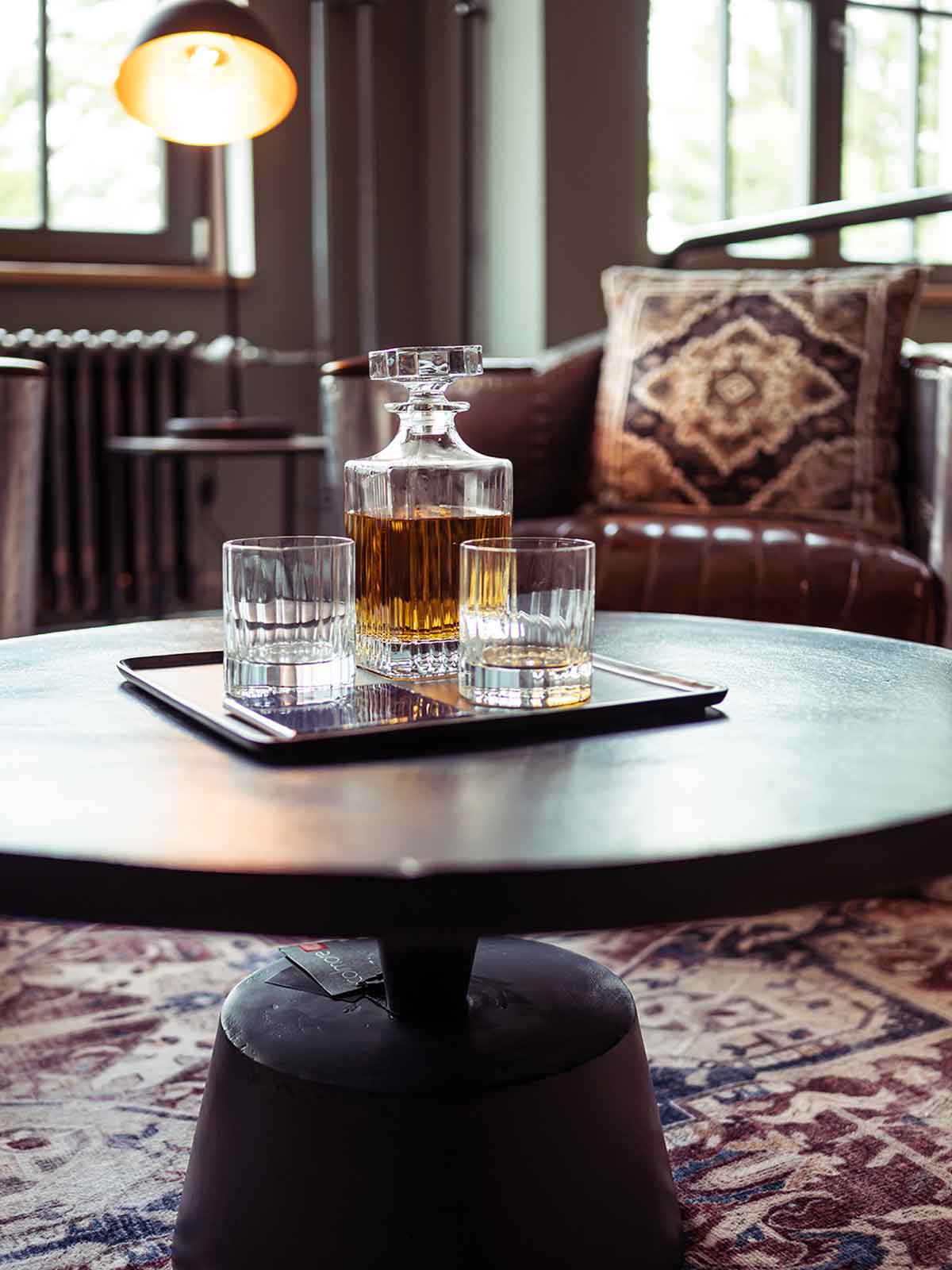 Whisky-Karaffe auf einem Beistelltisch in der Hangar-Lounge